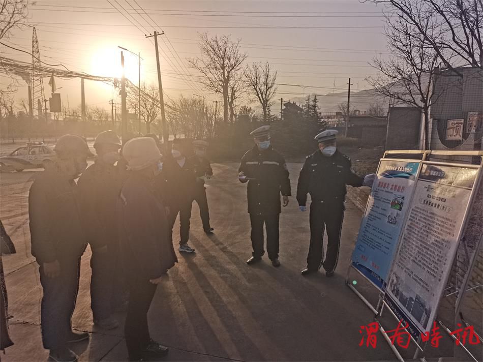 韩城公安交警依托执法检查站开展交通安全宣传活动(图2)