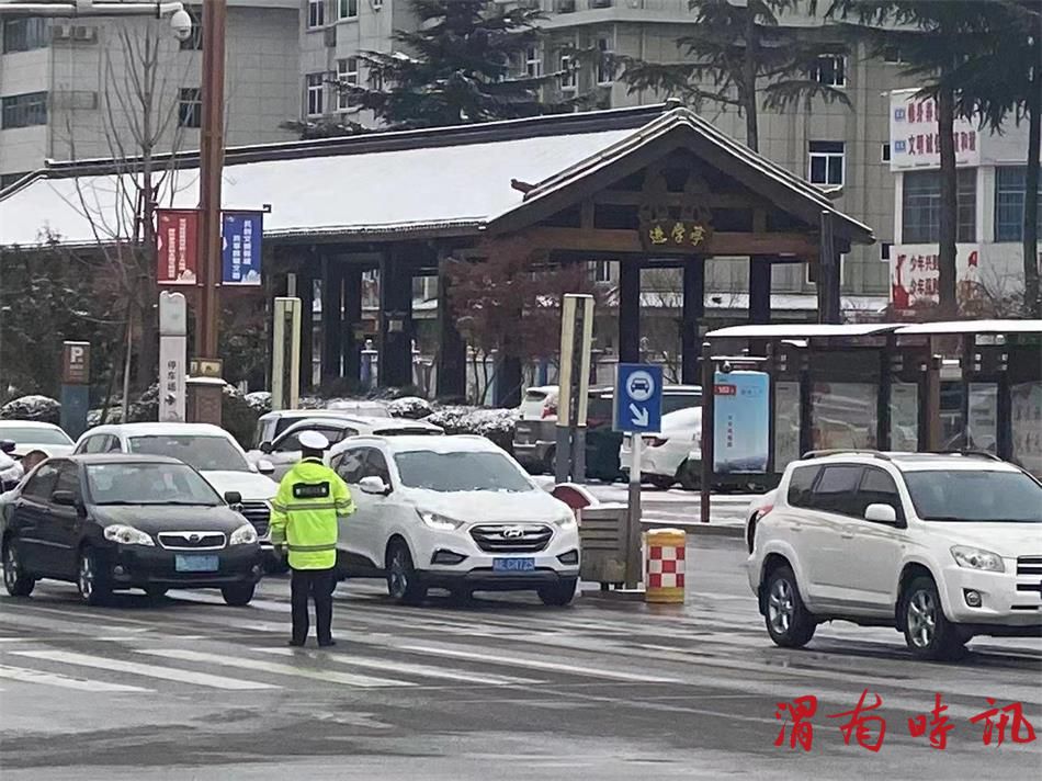 “以雪为令 迅速响应”韩城公安交警雪中执勤保畅通(图2)