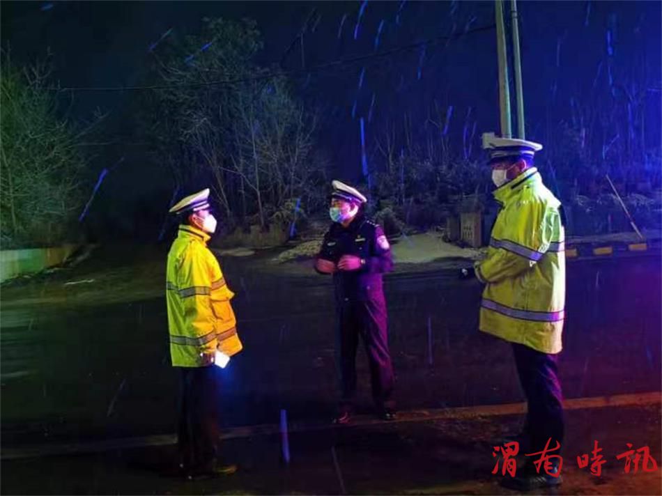 “以雪为令 迅速响应”韩城公安交警雪中执勤保畅通(图3)