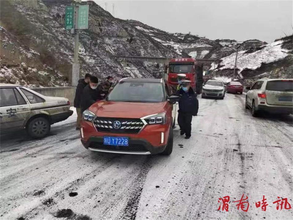 “以雪为令 迅速响应”韩城公安交警雪中执勤保畅通(图5)