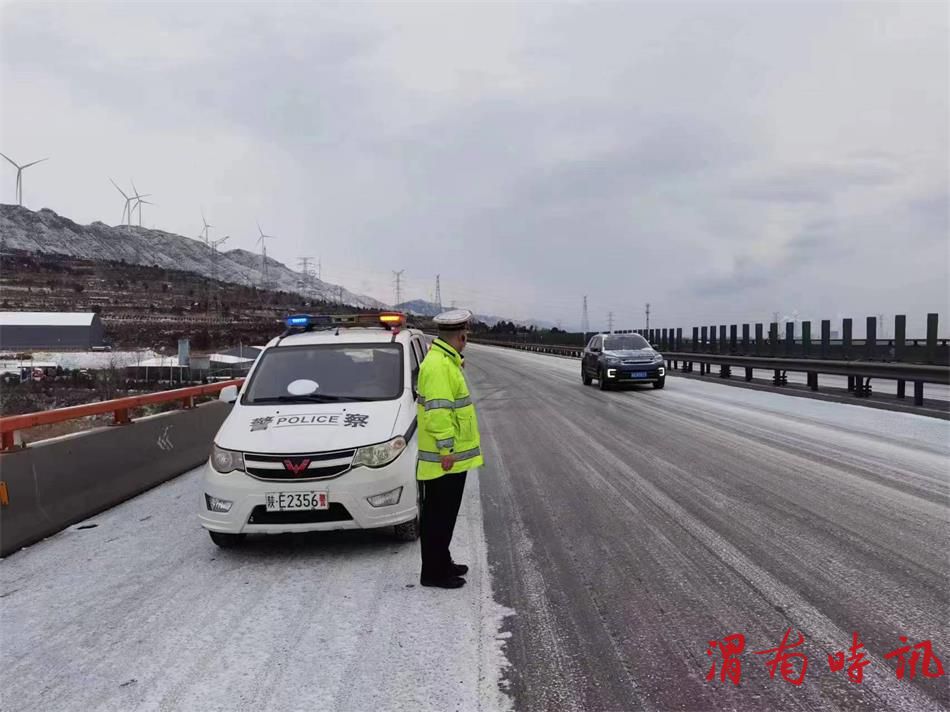 “以雪为令 迅速响应”韩城公安交警雪中执勤保畅通(图6)