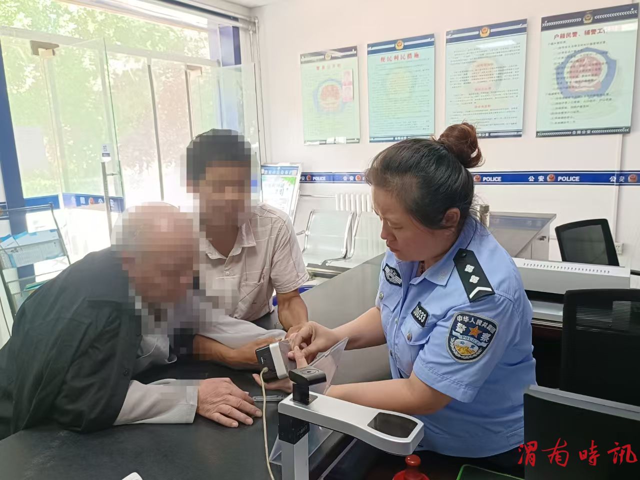 路井派出所户籍室为老人提供暖心服务(图1)