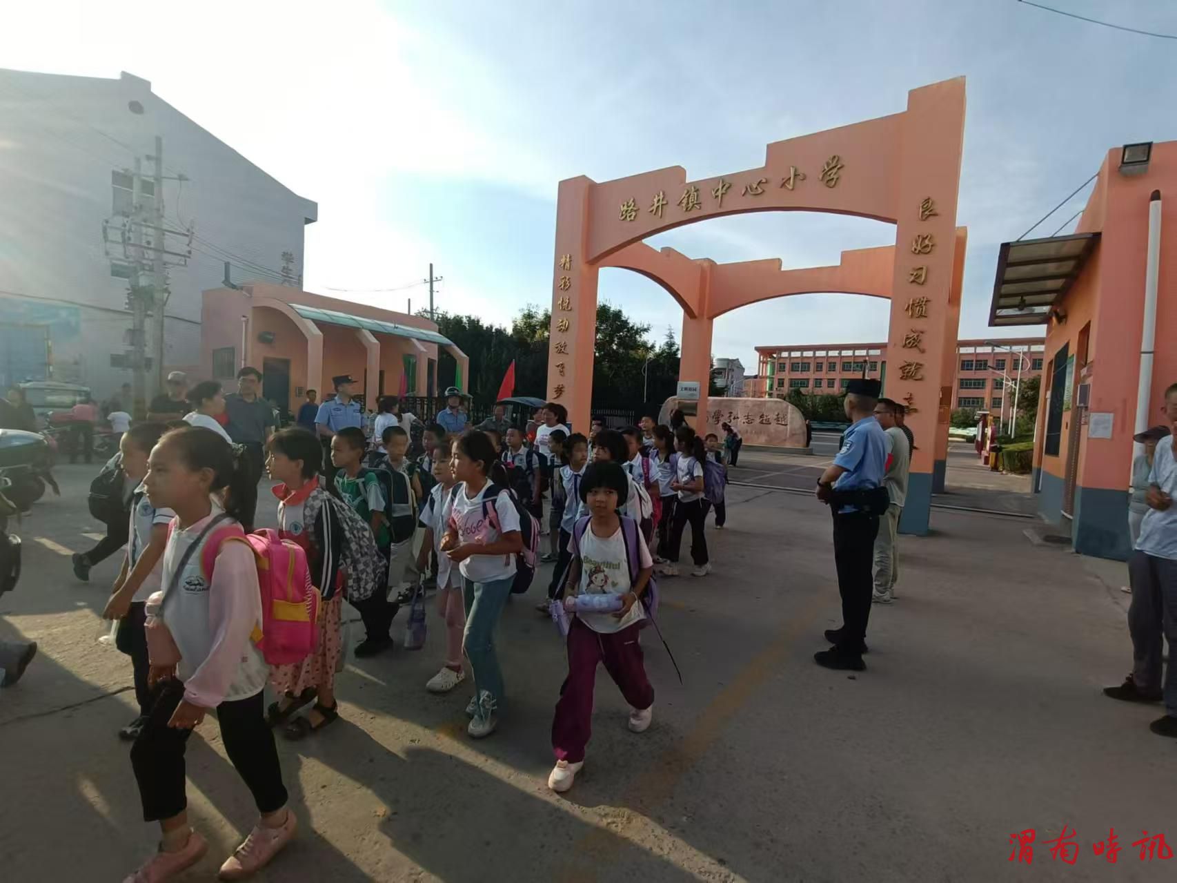 合阳县公安局路井派出所全力护航开学季(图2)