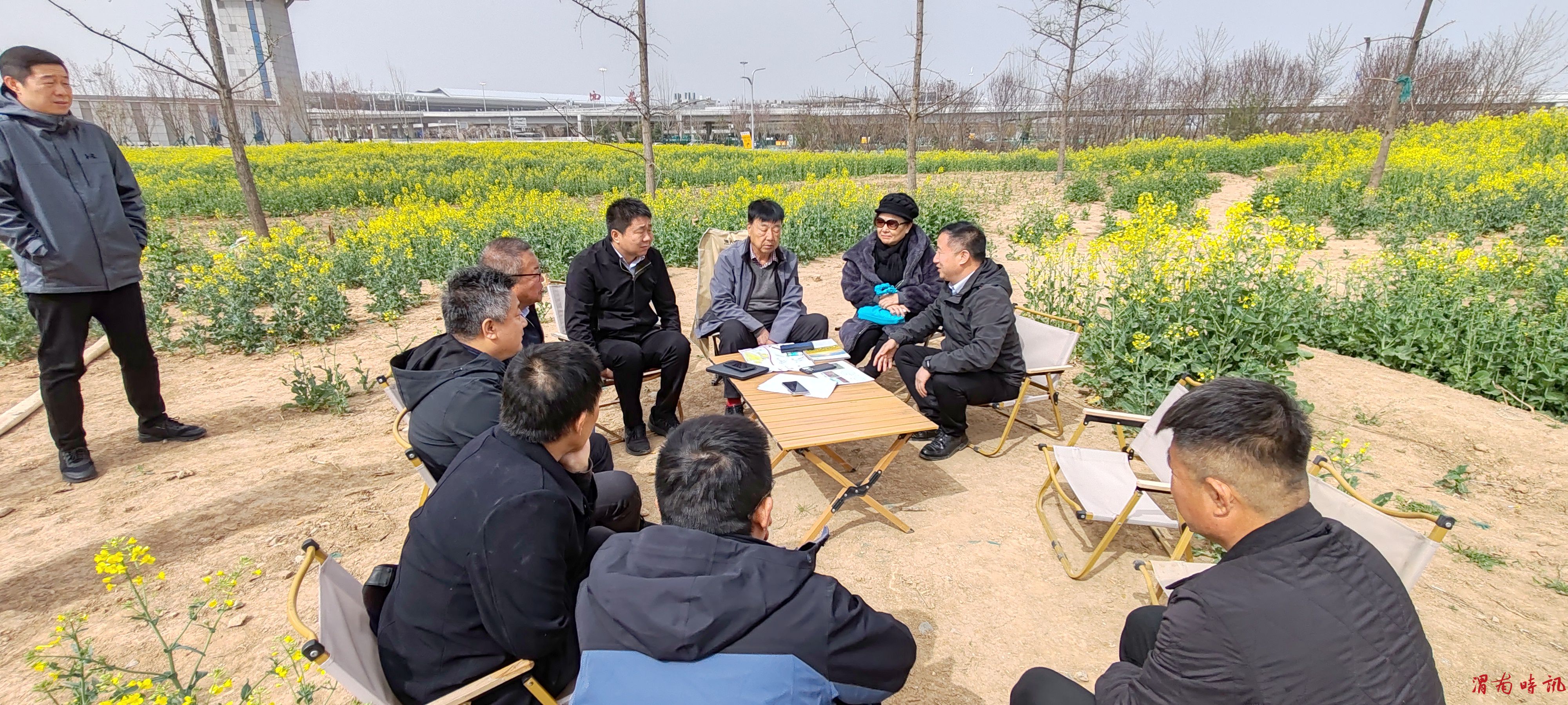 在丝路起点播种春天——记T5航站楼站前花海攻坚中的银发力量与青春担当(图1)