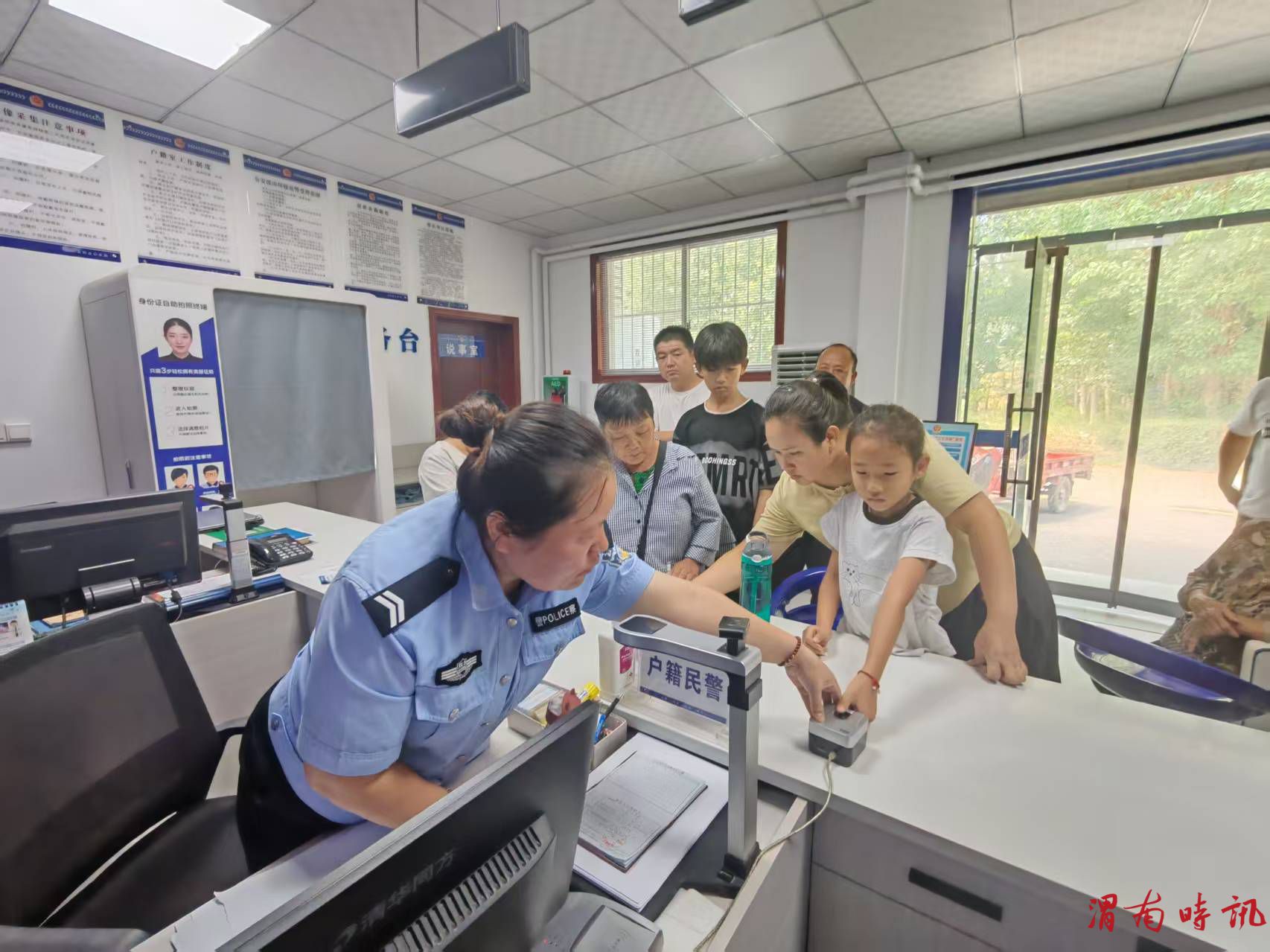 合阳县公安局路井派出所：优化窗口服务，全力应对开学前办证“小高峰”(图3)