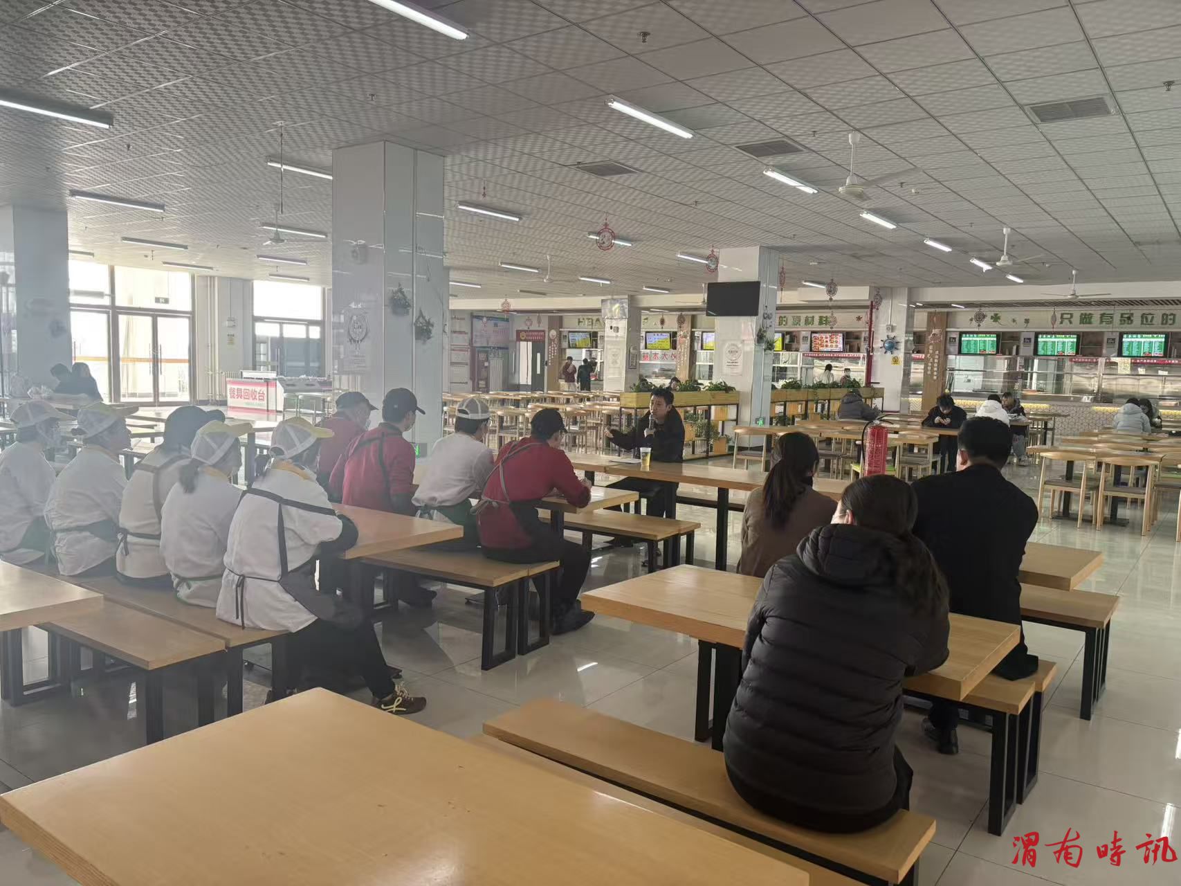 渭南师范学院保卫处开展富平校区餐厅从业人员消防知识专题培训(图1)