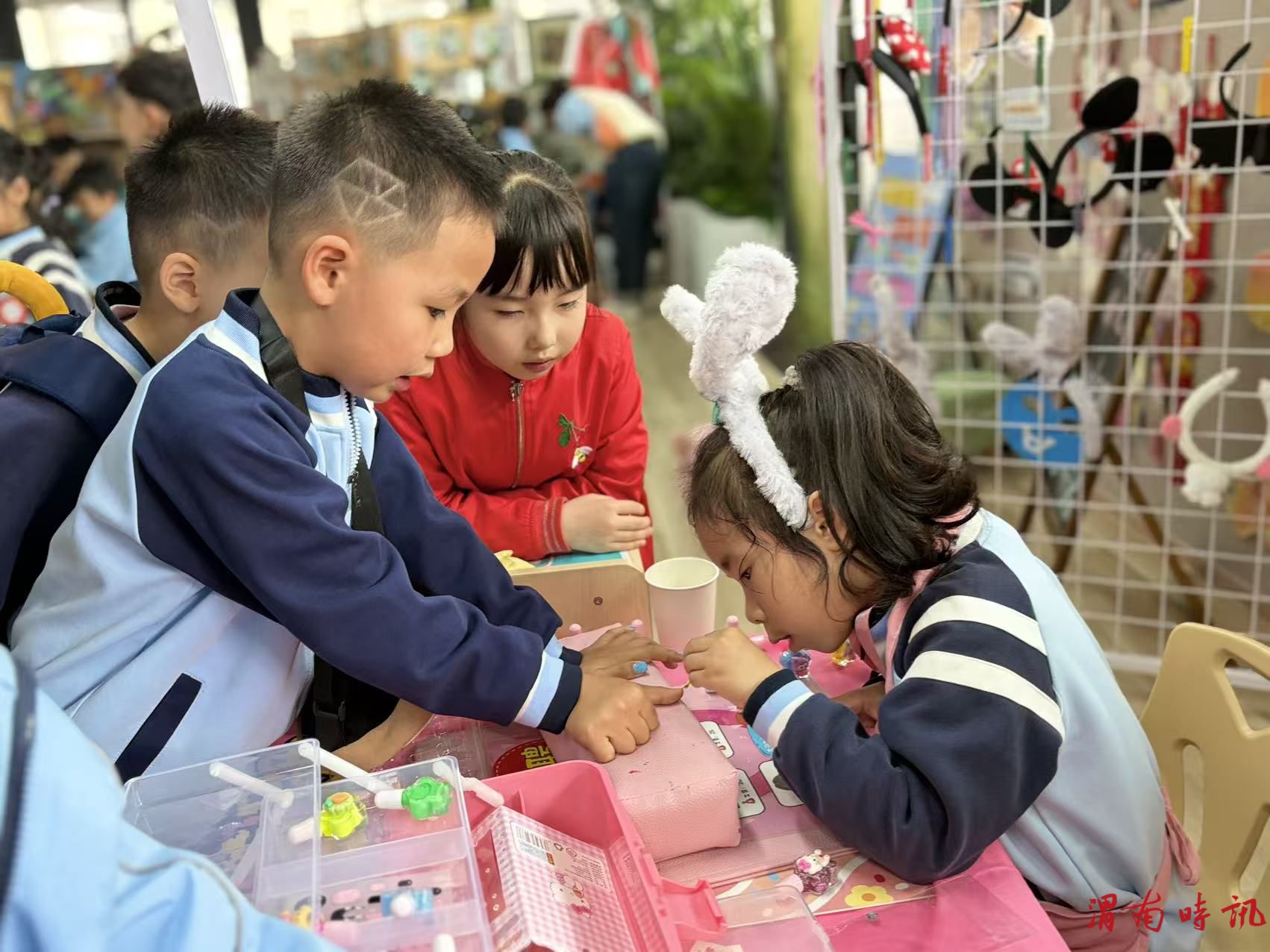 迪尔贝贝幼儿园新学期“快乐集市”开市:幼儿在真实体验中感悟劳动与成长(图8) 迪尔贝贝幼儿园新学期“快乐集市”开市:幼儿在真实体验中感悟劳动与成长(图8)