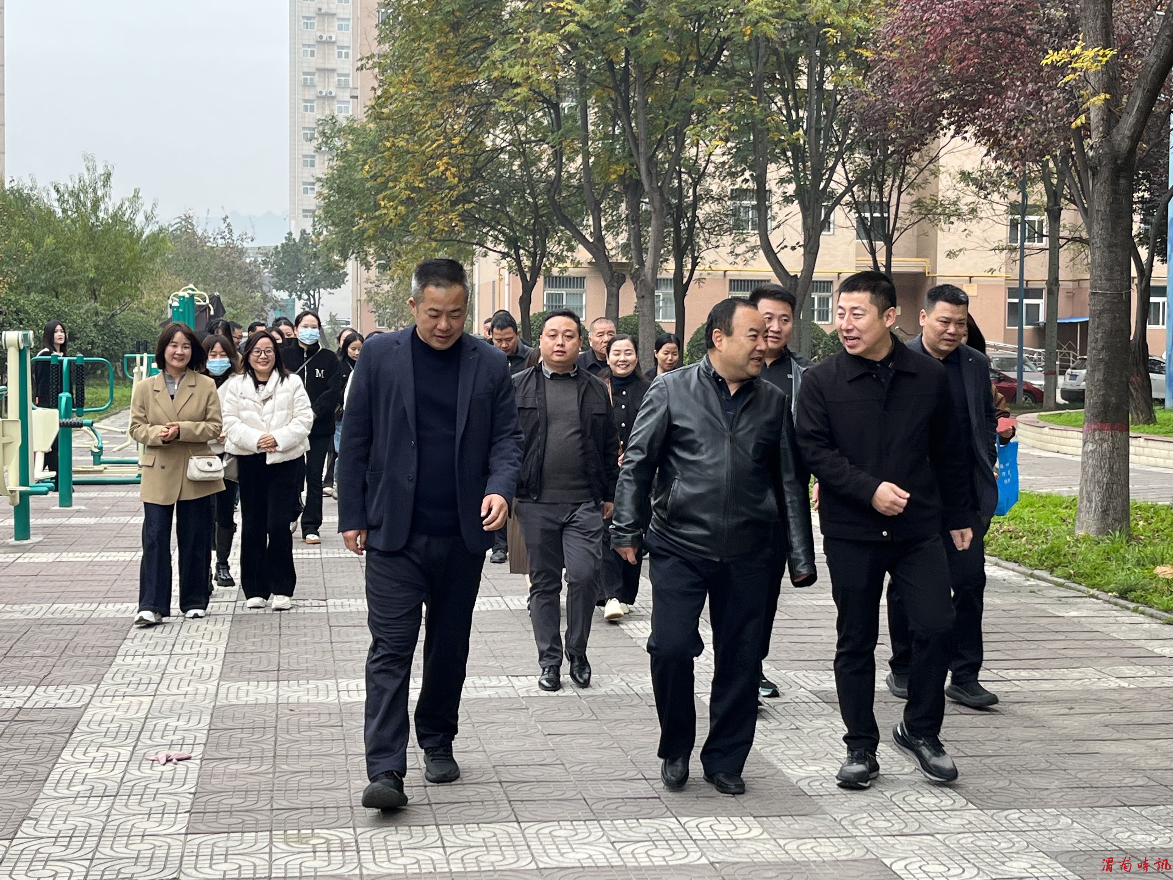 临渭区站南街道办事处赴渭南师范学院河洲花园开展物业管理现场观摩活动(图3)