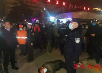 渭南城区一小区门口双方因停车问题打架，一人倒地不起...