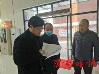 渭南市临渭区教育局党工委书记、局长邢唯远深入城区学校检查食品安全工作